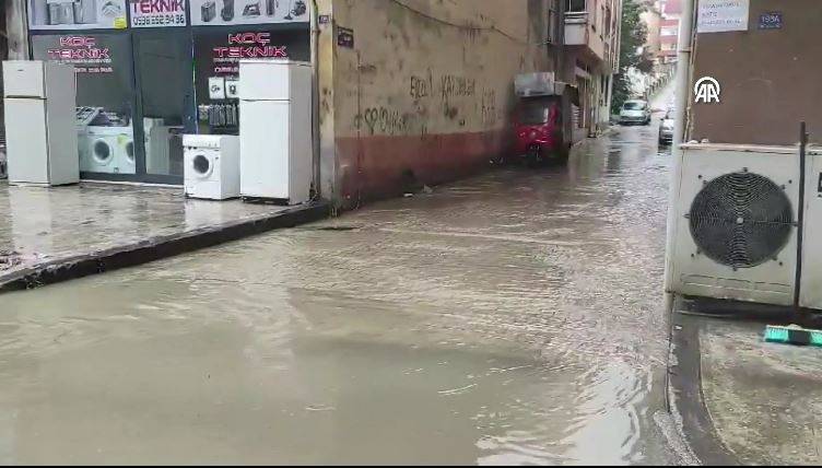 Fatsa’yı sağanak vurdu! Yollar göle döndü, iş yerleri ve araçlar sular altında kaldı 13